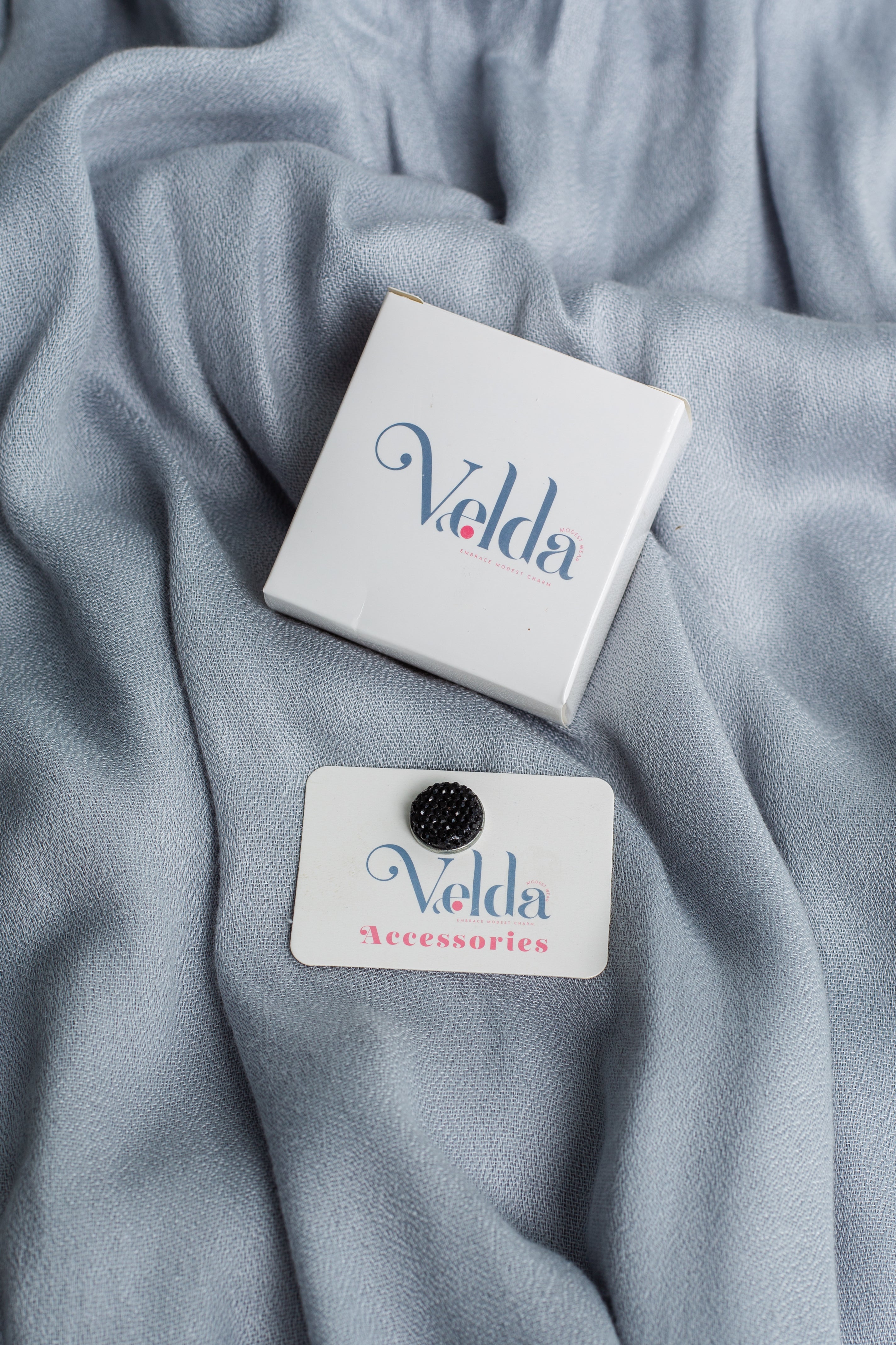 Strass magnetic pin for fabrics - silver minimalist accessory with secure closure | Velda Store