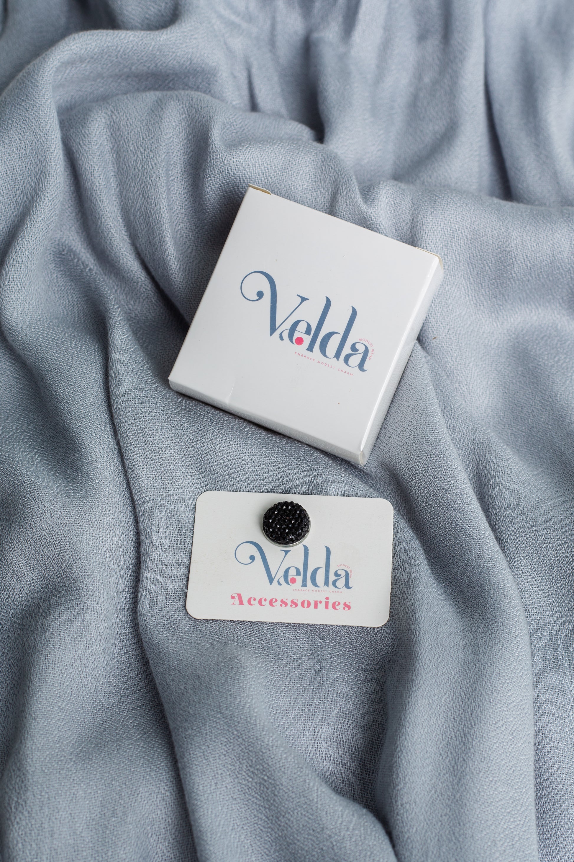 Strass magnetic pin for fabrics - silver minimalist accessory with secure closure | Velda Store